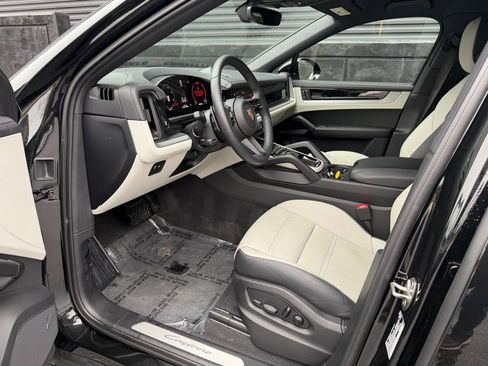 Certified 2025 Porsche Cayenne Coupe AWD/4WD image 4