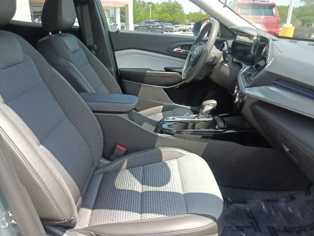 Used 2025 Chevrolet Trax LT FWD image 29