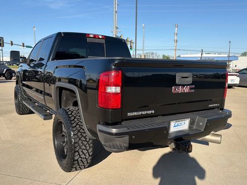 Used 2018 GMC Sierra 2500 Denali w/ Duramax Plus Package AWD/4WD image 17