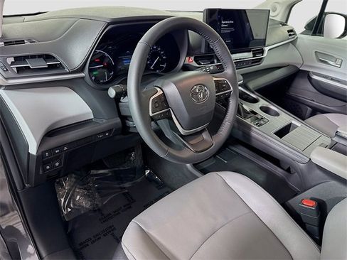 Used 2025 Toyota Sienna XLE image 19