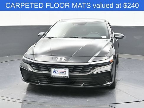Used 2025 Hyundai Elantra SEL FWD image 2