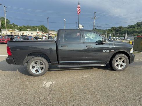 Used 2018 RAM 1500 Express w/ Express Value Package AWD/4WD image 3