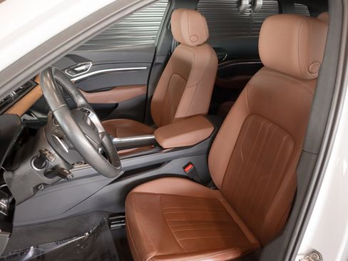 Used 2024 Audi Q8 e-tron Premium Plus image 8