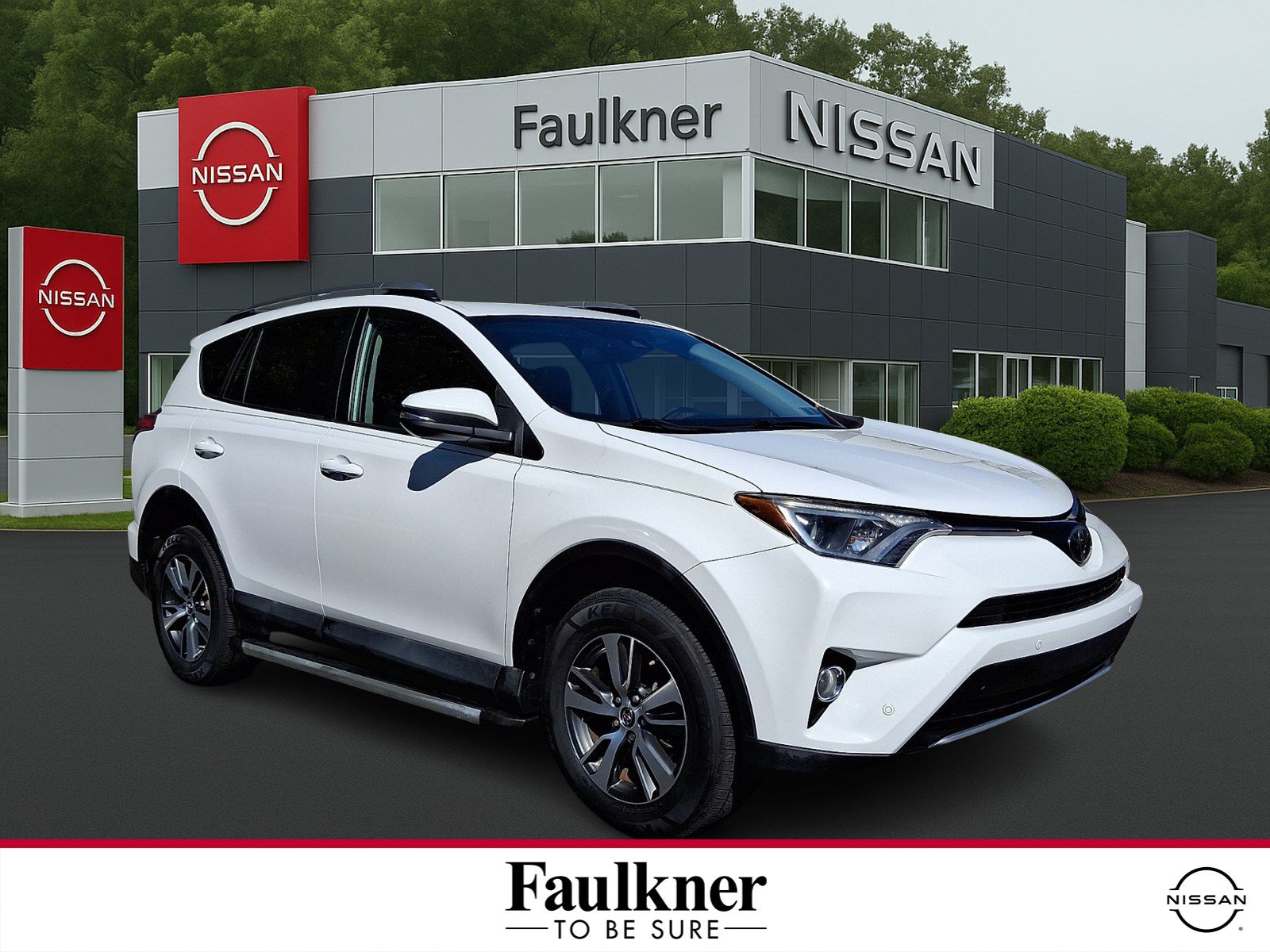 Used 2018 Toyota RAV4 XLE AWD/4WD image 1
