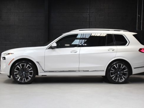 Used 2023 BMW X7 xDrive40i w/ Premium Package AWD/4WD image 3