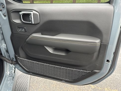 New 2025 Jeep Gladiator High Tide image 15