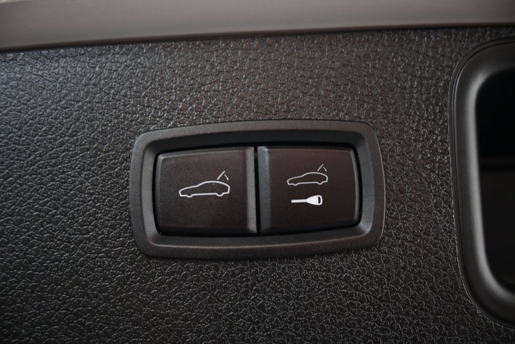 Certified 2024 Porsche Macan AWD/4WD image 28
