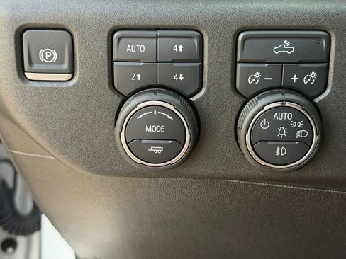 Used 2025 Chevrolet Silverado 1500 LT Trail Boss w/ Convenience Package II AWD/4WD image 38