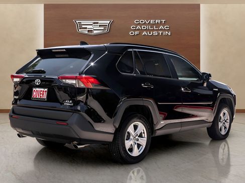 Used 2021 Toyota RAV4 XLE w/ Convenience Package AWD/4WD image 4