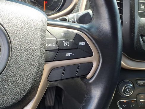Used 2016 Jeep Cherokee Latitude w/ Comfort/Convenience Group FWD image 19