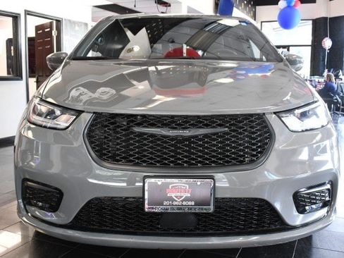 Used 2022 Chrysler Pacifica Touring-L w/ S Appearance Package FWD image 2