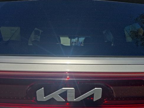 Used 2023 Kia Carnival LX image 6