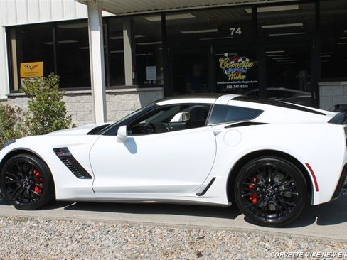 Used 2015 Chevrolet Corvette Z06 w/ 3LZ Preferred Equipment Group RWD image 6