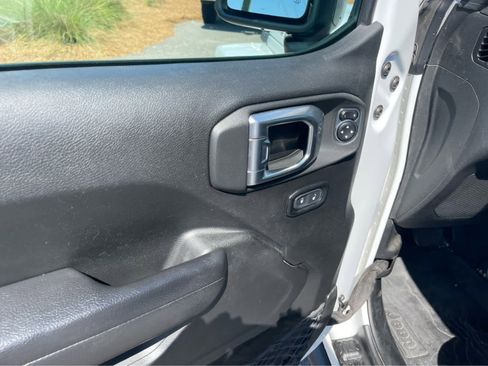 Used 2022 Jeep Gladiator Sport AWD/4WD image 11