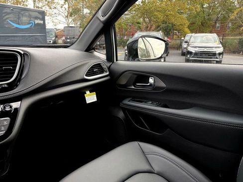 New 2026 Chrysler Pacifica Select image 24