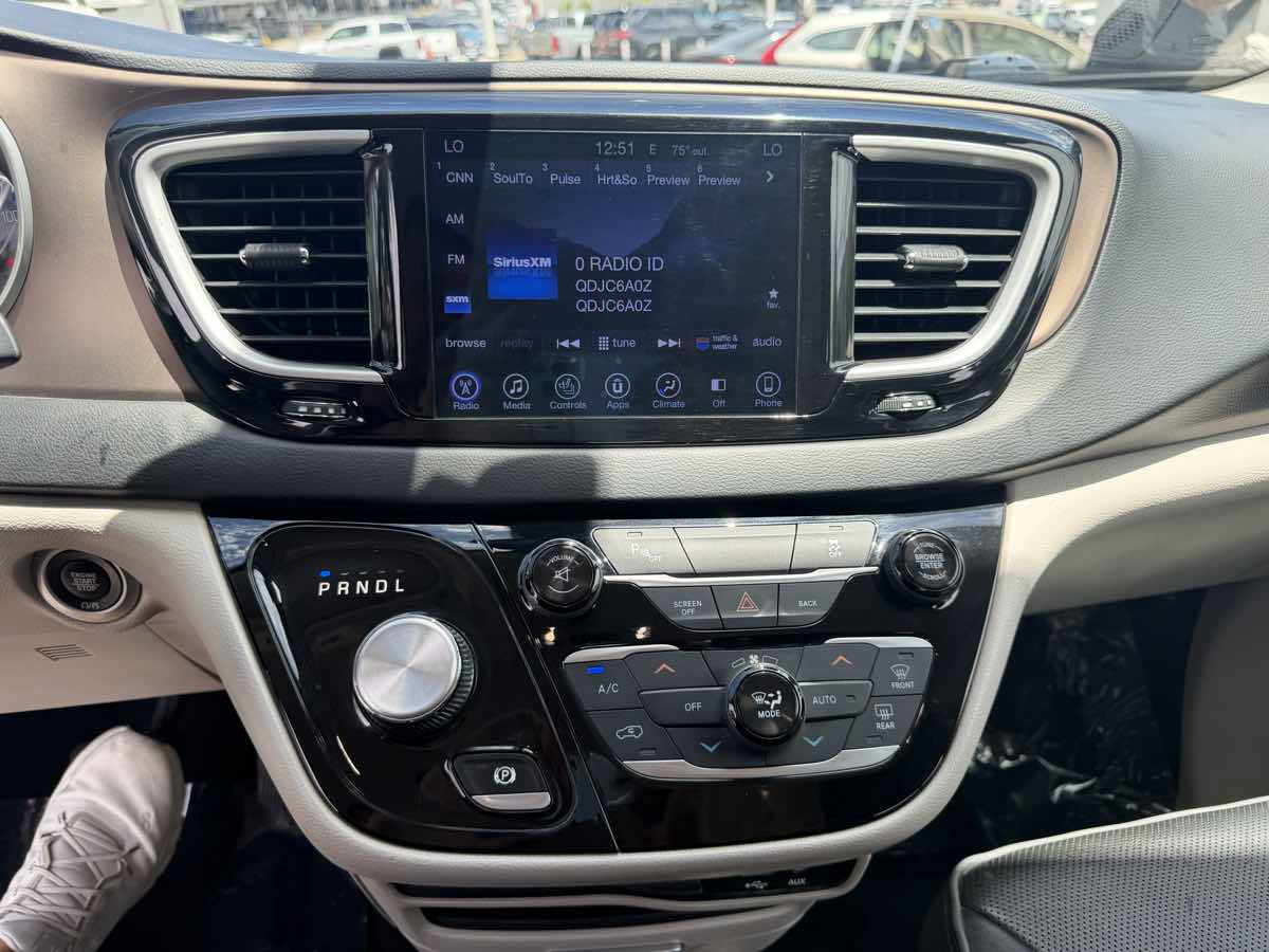 Used 2017 Chrysler Pacifica Touring-L w/ Tire & Wheel Group FWD image 18