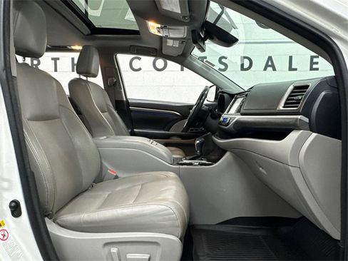 Used 2017 Toyota Highlander Limited image 9