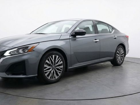 Used 2025 Nissan Altima 2.5 SV FWD image 3