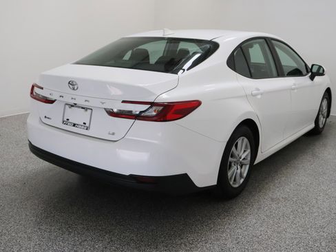 Used 2025 Toyota Camry LE image 7