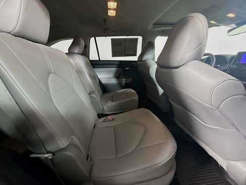 Used 2024 Toyota Highlander XLE image 28