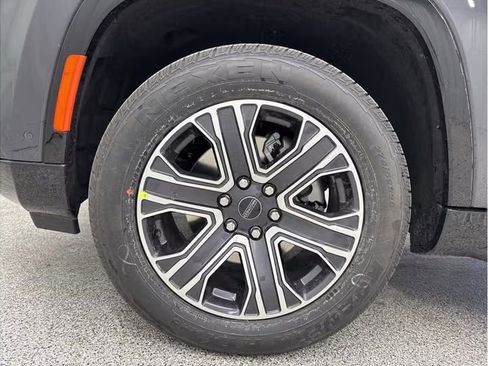 Used 2025 Jeep Wagoneer 4WD w/ Convenience Group I image 19