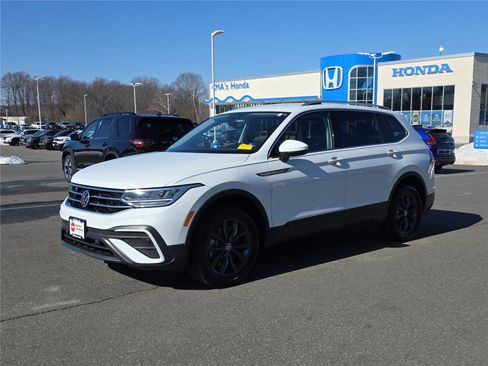 Used 2022 Volkswagen Tiguan SE image 2