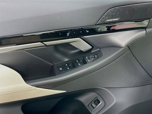 Used 2025 BMW 530i xDrive 530i xDrive w/ Premium Package image 18