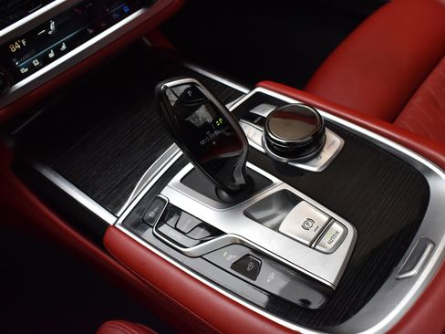 Used 2021 BMW 750i xDrive w/ Executive Package image 43