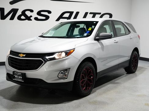 Used 2018 Chevrolet Equinox LS image 3