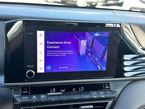 Used 2025 Toyota Camry SE w/ Convenience Package image 28