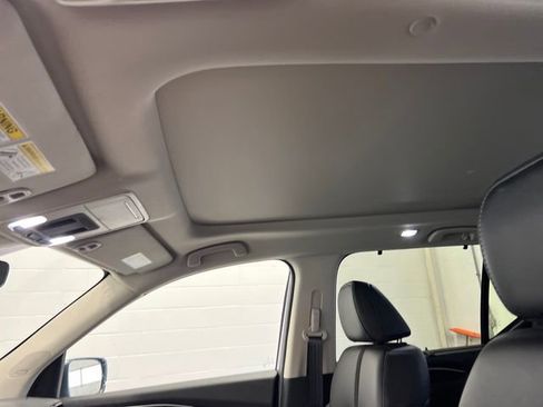 Used 2025 Honda Pilot Touring image 15