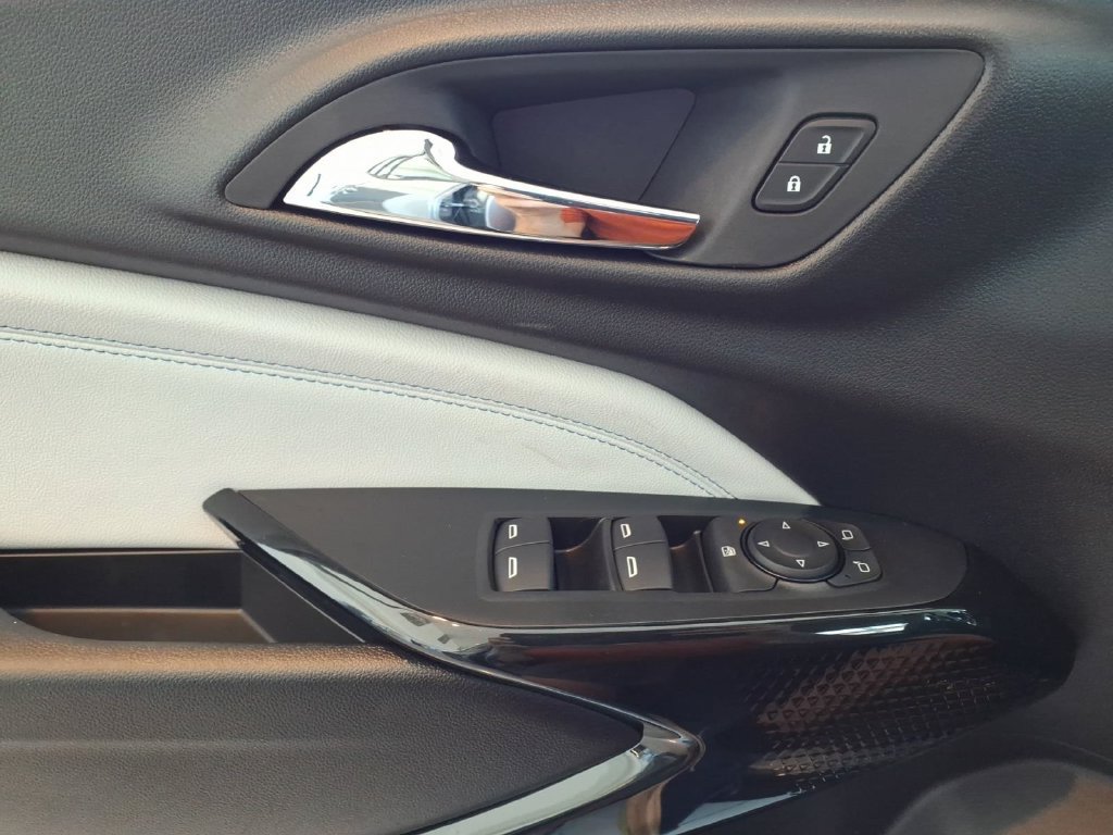 Used 2025 Chevrolet Trax LT w/ LT Convenience Package FWD image 14