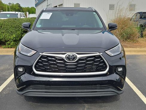 Used 2022 Toyota Highlander XLE image 3