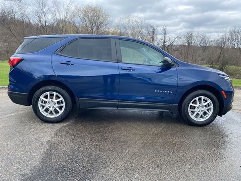 Used 2023 Chevrolet Equinox LS AWD/4WD image 2