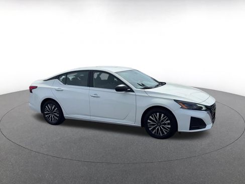 Used 2025 Nissan Altima 2.5 SV FWD image 2