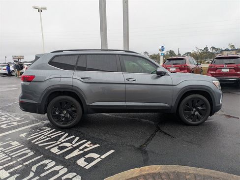Used 2025 Volkswagen Atlas SE w/ Panoramic Sunroof Package image 4