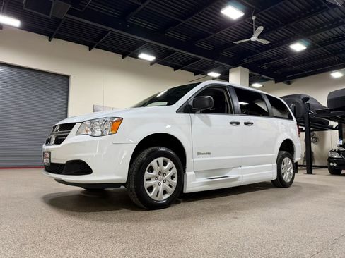 Used 2019 Dodge Grand Caravan SE FWD image 2