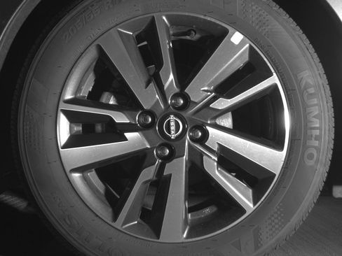 Used 2025 Nissan Versa SV image 12