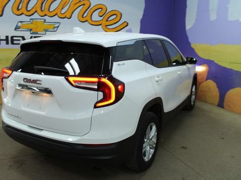 Used 2024 GMC Terrain SLE w/ LPO, Floor Liner Package FWD image 8