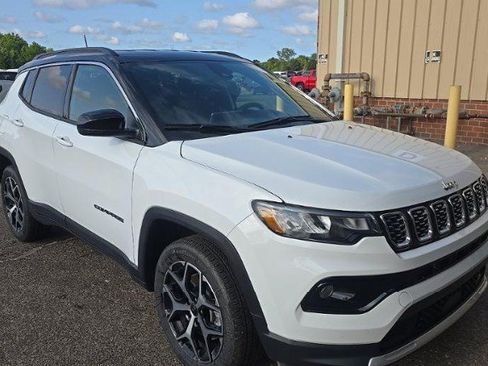 Used 2025 Jeep Compass Limited AWD/4WD image 3