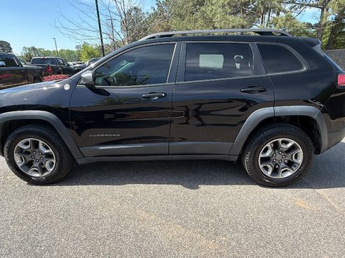 Used 2019 Jeep Cherokee Trailhawk image 11