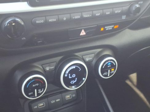 Used 2022 Hyundai Venue Limited FWD image 27