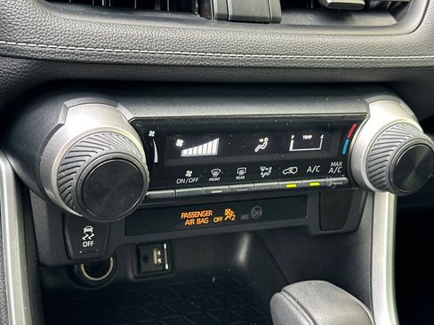 Used 2019 Toyota RAV4 LE FWD image 22