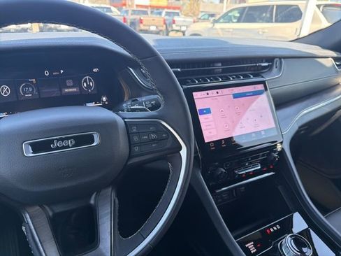 Used 2025 Jeep Grand Cherokee Limited image 3