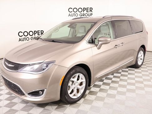 Used 2017 Chrysler Pacifica Touring-L Plus image 11