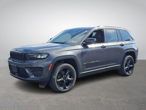 Used 2023 Jeep Grand Cherokee Altitude image 3