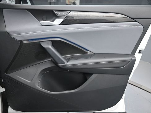 Certified 2025 Volkswagen Tiguan SE image 31