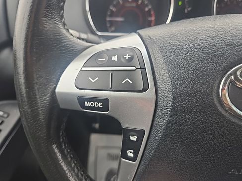 Used 2012 Toyota Highlander SE w/ Tow Pkg image 16