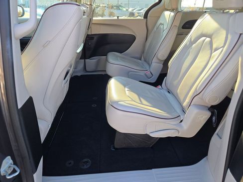Used 2018 Chrysler Pacifica Limited w/ Tire & Wheel Group image 17