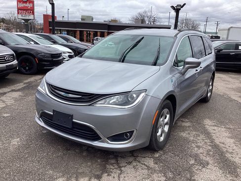 Used 2018 Chrysler Pacifica Touring Plus FWD image 4